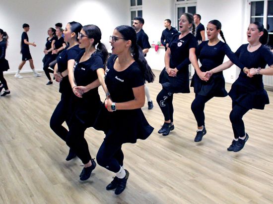 Die Tänzerinnen und Tänzer des serbischen Kulturzentrums „Vuk Stefanovic Karadzic Rastatt“ beim Training