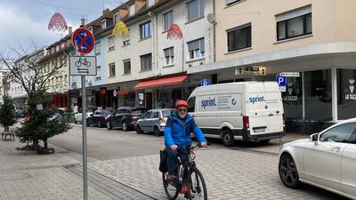 Leicht zu übersehen: Das „Radverkehr kreuzt“-Schild können Autofahrer beim Abbiegen schnell übersehen. So viel Platz wie hier hat Heinz Merkel nur selten an dieser Stelle. 