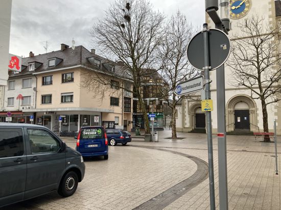 Hauptstraße Gaggenau, Höhe ehemals Sport Fischer, Blick auf Sankt Josef, zwei Autos fahren um eine Kurve