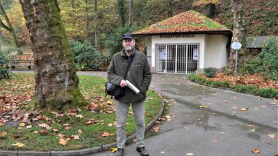 Rainer Schulz, Forstwirt und Schwarzwaldguide, Naturfotograf und Liedermacher an der Elisabethen-Quelle im Kurpark Bad Rotenfels