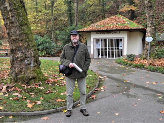 Rainer Schulz, Forstwirt und Schwarzwaldguide, Naturfotograf und Liedermacher an der Elisabethen-Quelle im Kurpark Bad Rotenfels
