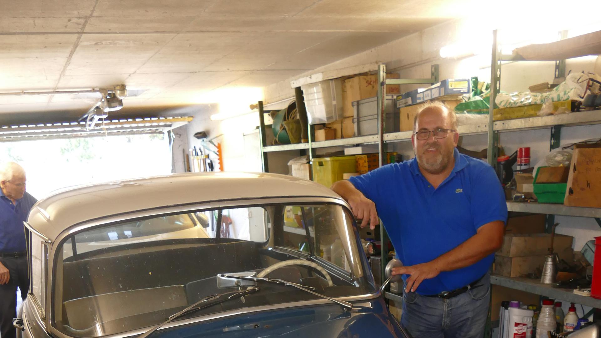 Ralf Friese Junior, Unternehmshistoriker, in der Garage mit einem Oldtimer der Marke Audi 