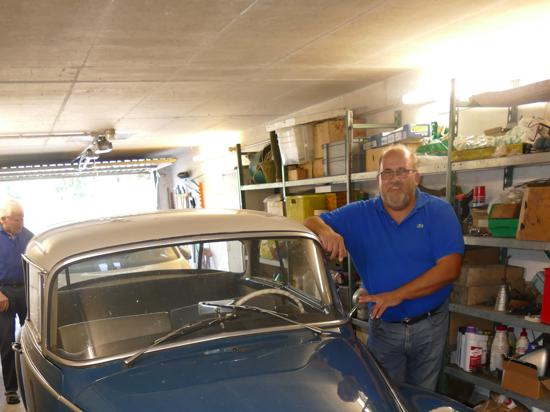 Ralf Friese Junior, Unternehmshistoriker, in der Garage mit einem Oldtimer der Marke Audi 