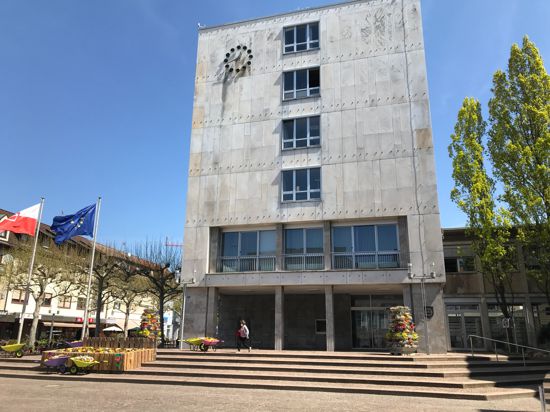 Rathaus Gaggenau mit Blumen und Fahnen April 2021