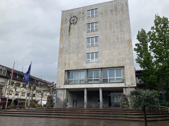 das Rathaus von Gaggenau im Regen