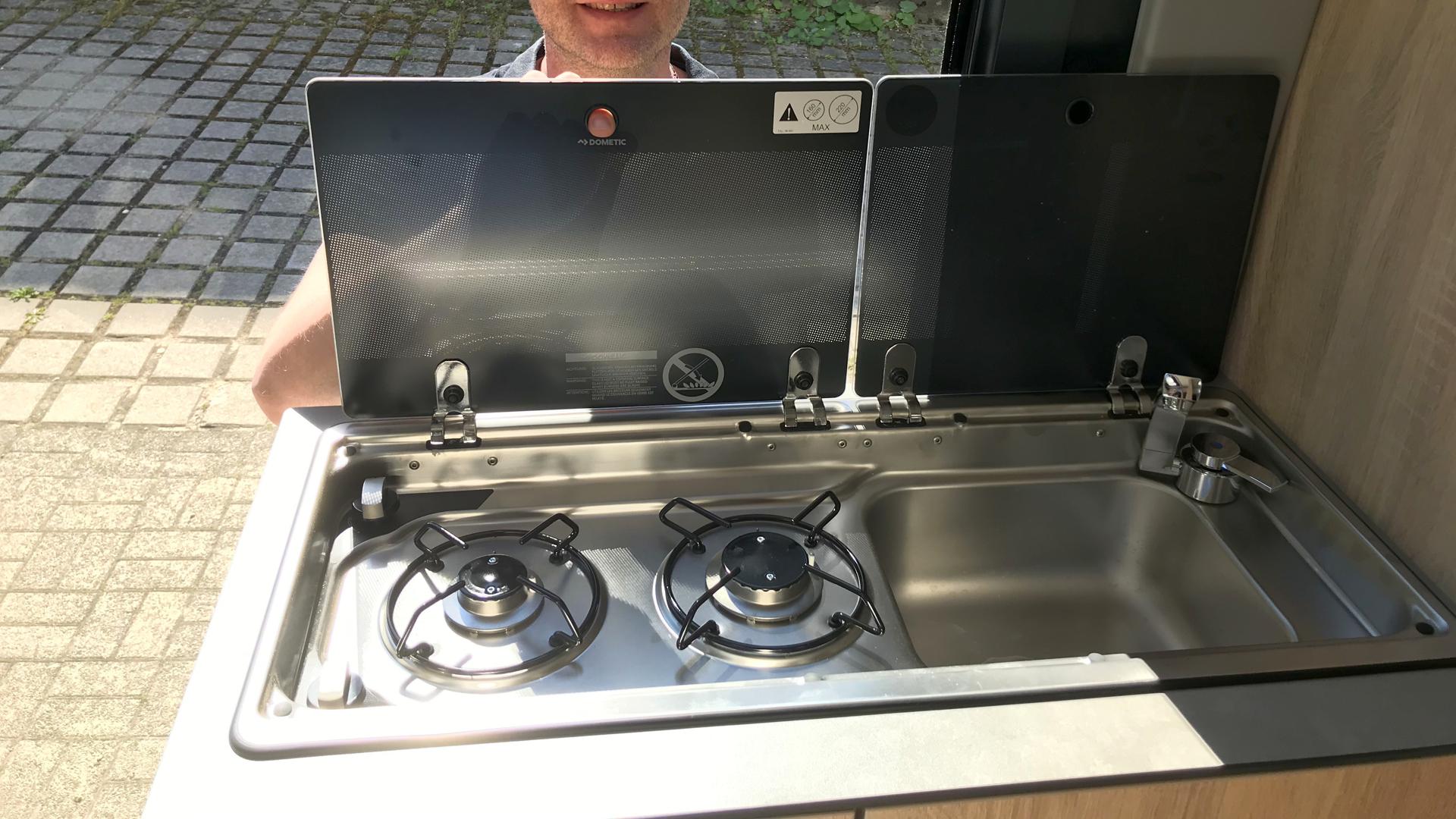 Kleine Küchenzeile: Im Campervan von Heiko Fütterer ist ein Gasherd samt Spüle verbaut.
