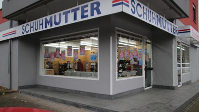 Schuh Mutter macht in Bad Rotenfels seine Filiale dicht. Weitere plakative Preissenkungen von 30 Prozent locken Kundschaft wie schon lange nicht mehr an.