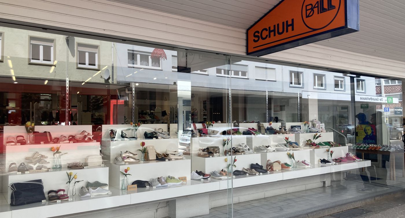 Schaufenster des Schuhgeschäfts Schuh Ball in Gaggenau
