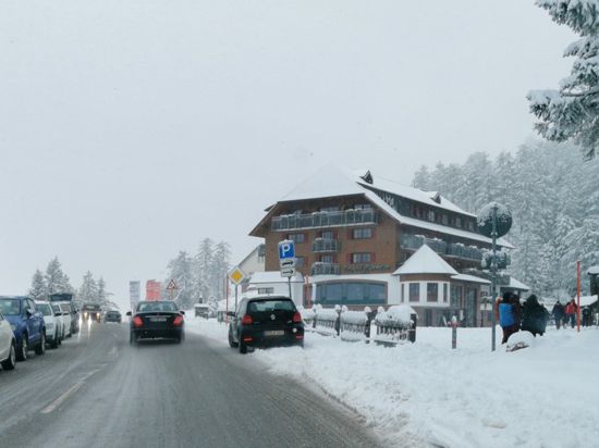 Am Mummelsee an der Schwarzwaldhochstraße herrscht am Nachmittag des ersten Weihnachtsfeiertags reger Ausflugsverkehr.