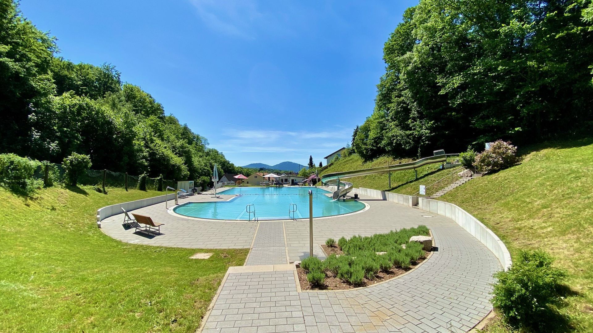 Sicht auf das Becken im Schwimmbad Sulzbach