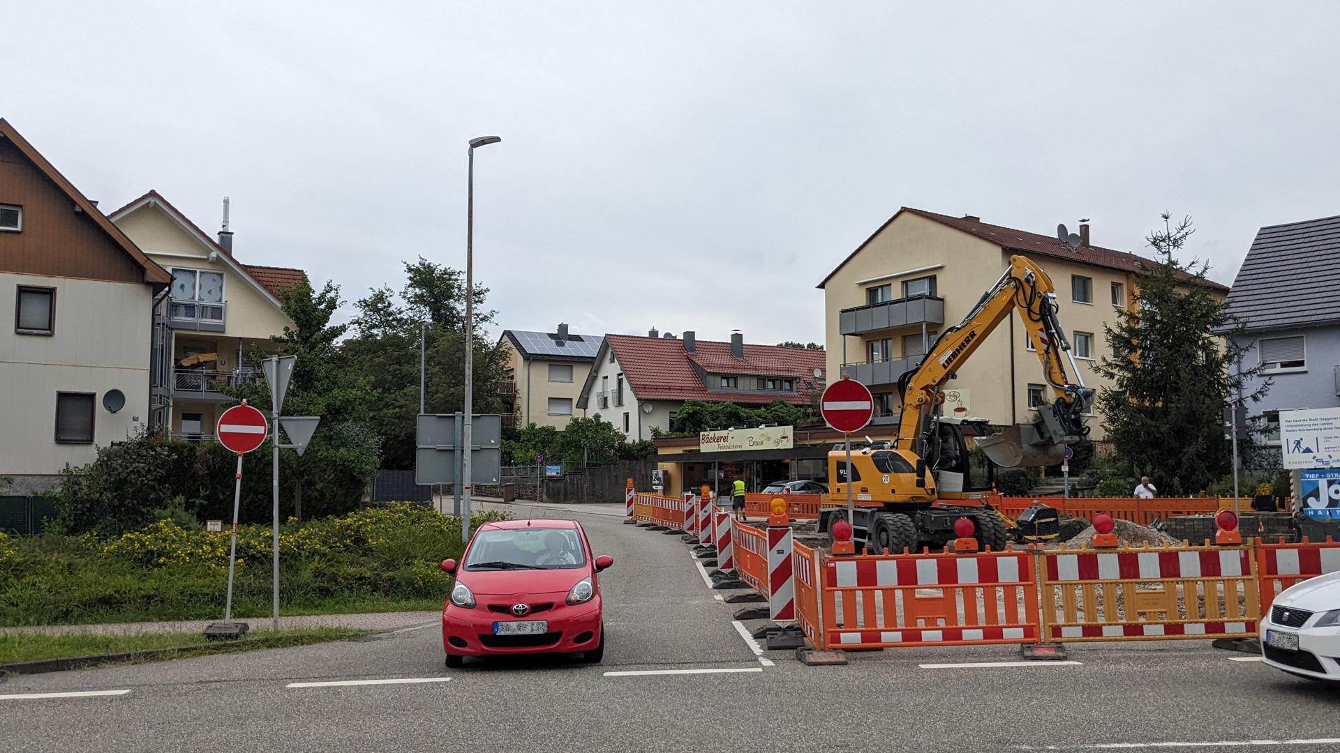 Zwei Autos treffen an einer Kreuzung in Gaggenau aufeinander. 