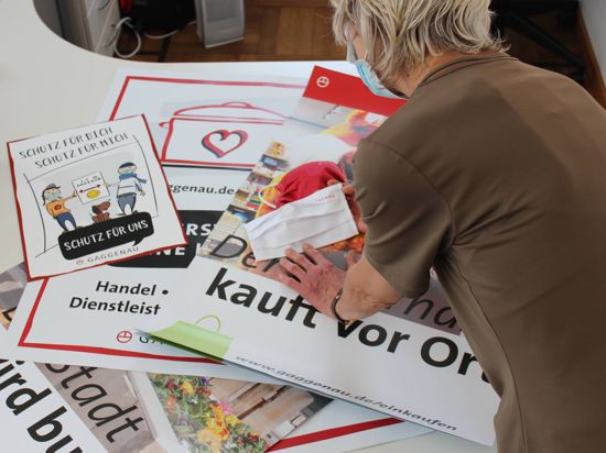 Plakate und Masken: Karin Hegen-Wagle sammelt im Archiv der Stadt Gaggenau Erinnerungsstücke an die Corona-Pandemie. Sie zeigen unter anderem, wie die Stadtverwaltung zum Schutz der Bevölkerung beigetragen hat.