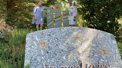 Künstlerin Claudia Dieringer (links) und Hebamme Verena Wunsch auf dem Sternenkindergrabfeld auf dem Gaggenauer Waldfriedhof
