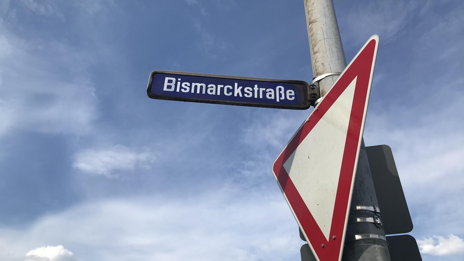 Eine Straße in Gaggenau ist nach Otto von Bismarck benannt. Berühmt ist er unter anderem für die Einführung von Sozialversicherungen, darunter die gesetzliche Krankenversicherung. Doch er ist auch umstritten. Kritik gilt etwa seiner Rolle bei der Kolonialisierung Afrikas.