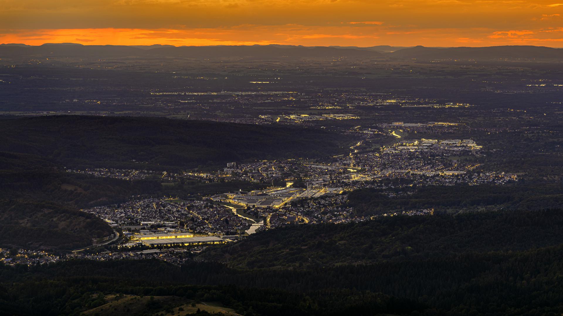 Blick von der Teufelsmühle kurz nach Sonnenuntergang auf Gaggenau/Ottenau.