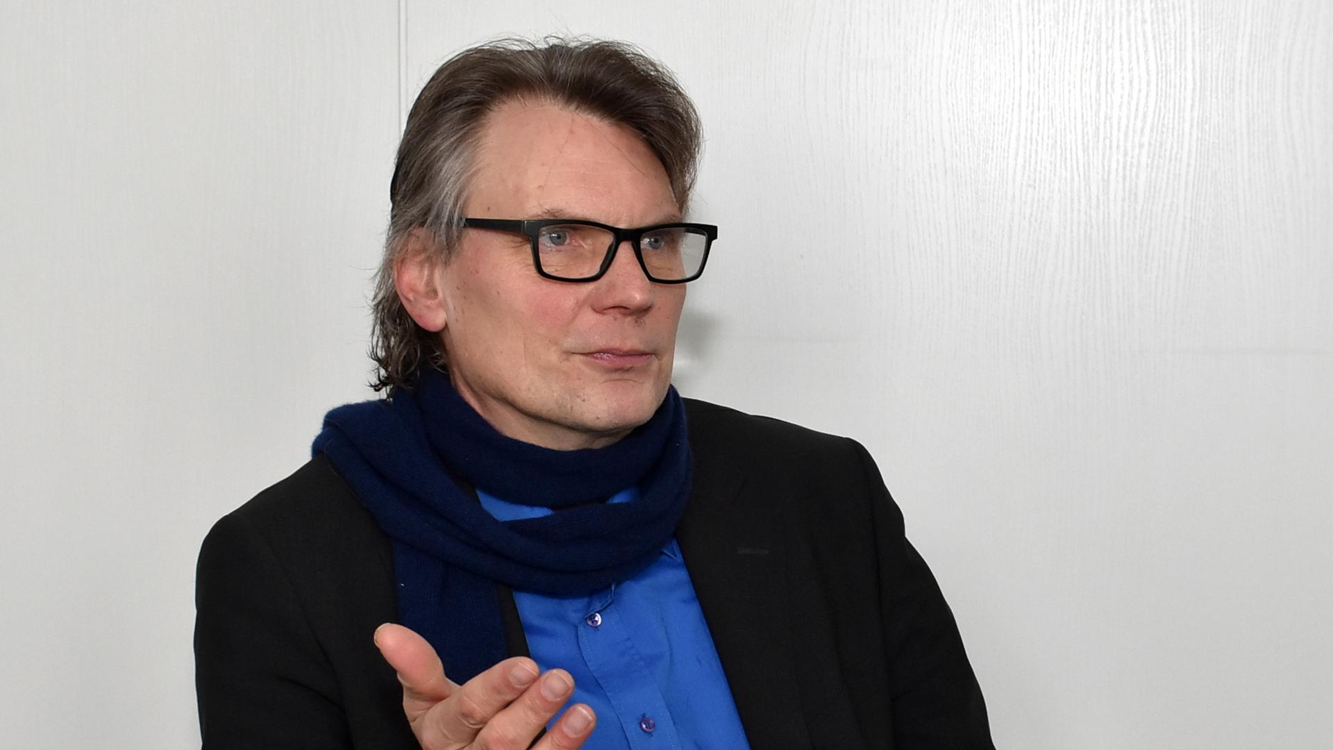 Thomas Hentschel von den Grünen, Mann mit blauem Hemd