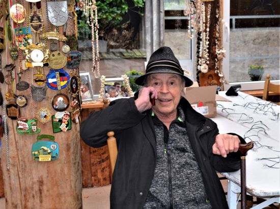 Tony Marshall mit Hut sitzt in der Blockhütte des Mönchhofs und telefoniert