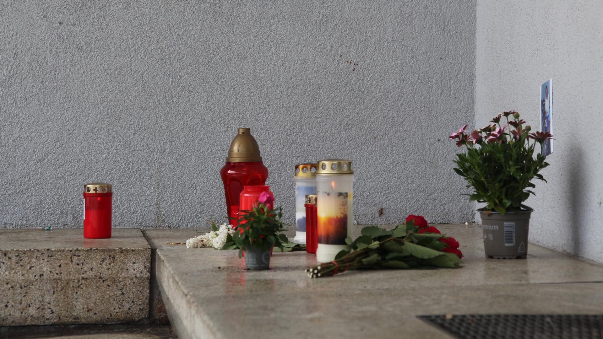 In den sozialen Medien ist die Anteilnahme am Tod der Frau groß. Auch am Bahnhof in Gaggenau haben einige Kerzen und Blumen hingestellt.