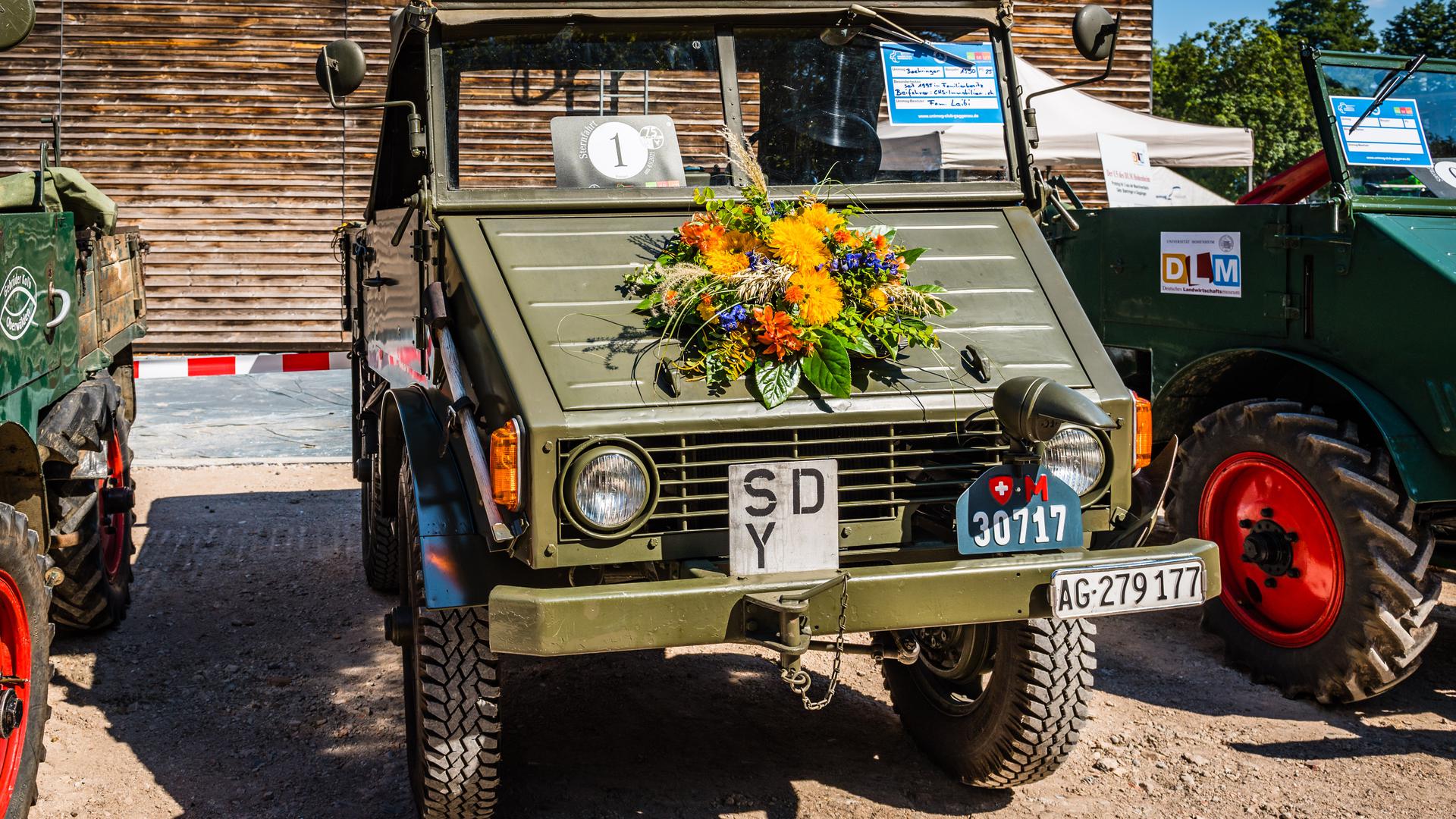 Dieses „Dieseli“ der Schweizer Armee durfte sich neben dem Originalzustand zusätzlich zum Jubiläum mit einem bunten Blumenstrauß schmücken.