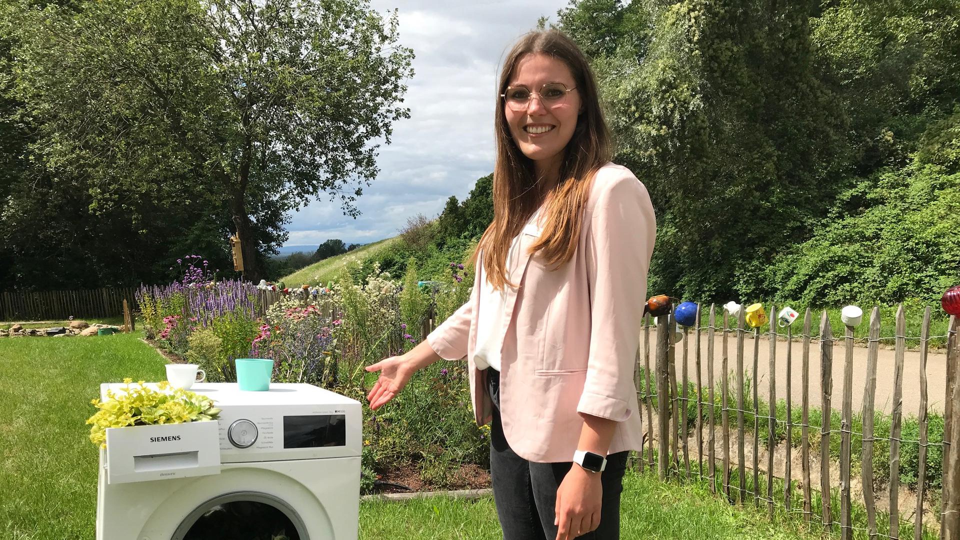 junge Frau vor Waschmaschine