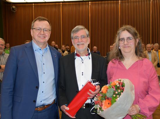 Gaggenaus Oberbürgermeister Michael Pfeiffer (links), Kämmerer Andreas Merkel (Mitte mit einem Präsent) und rechts dessen Ehefrau Sabine Welsch mit einem Blumenstrauß.