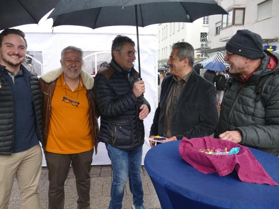 BU von links: Valentin Florus, Metin Cavga, Christof Florus, Tuncer Kurt, Klaus Adam diskutierten kommunalpolitische Themen auch bei Regen