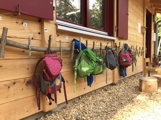 Naturnah bis in die Deko-Details: Die Kinder dürfen ihre Rucksäcke und Jacken im Gaggenauer Waldkindergarten an einer Garderobe aus Ästen aufhängen.
