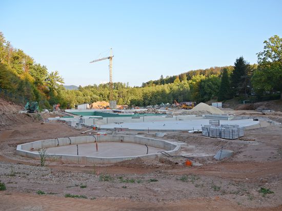 Großbaustelle Waldseebad Gaggenau, Baustelle mit Baumaterialien, Kran und Bagger, Formen der Becken sind erkennbar