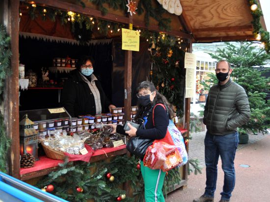 Weihnachtlich geschmückte Bude Gaggenau mit Verkäufer und Käufer
