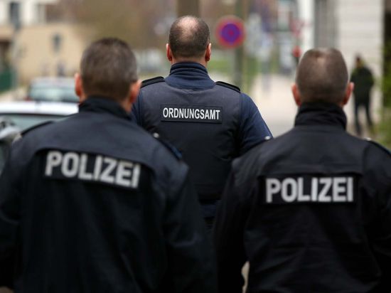 Auf Patrouille: Polizisten und Mitarbeiter des Ordnungsamts kontrollieren, ob sich alle an die Corona-Verordnung des Landes Baden-Württemberg halten.