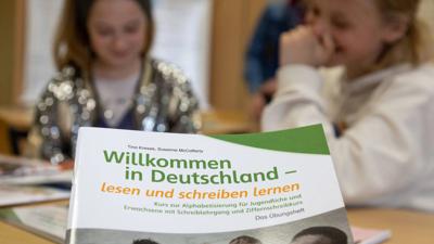 Ohne Vorkenntnisse nach Deutschland: Das Staatliche Schulamt in Rastatt plant die Einführung von Alphabetisierungsklassen. In diesen sollen Schülerinnen und Schüler unterrichtet werden, die „kaum oder keinerlei Schulerfahrung“ mitbringen.