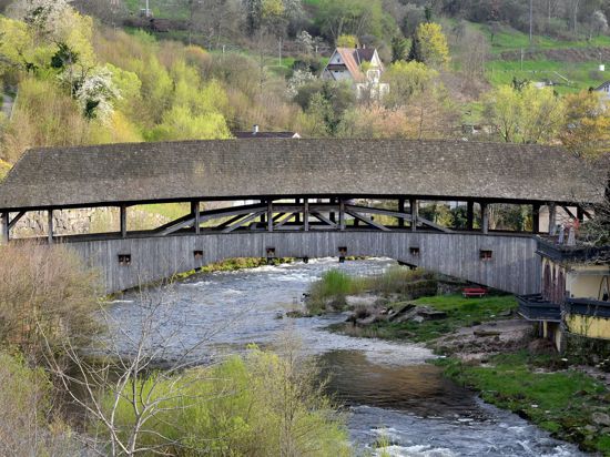 Wahrzeichen von Forbach und zugleich Symbol für den Holzreichtum der Gemeinde: Die hölzerne Murgbrücke muss mit erheblichem Aufwand fit für die Zukunft gemacht werden. 