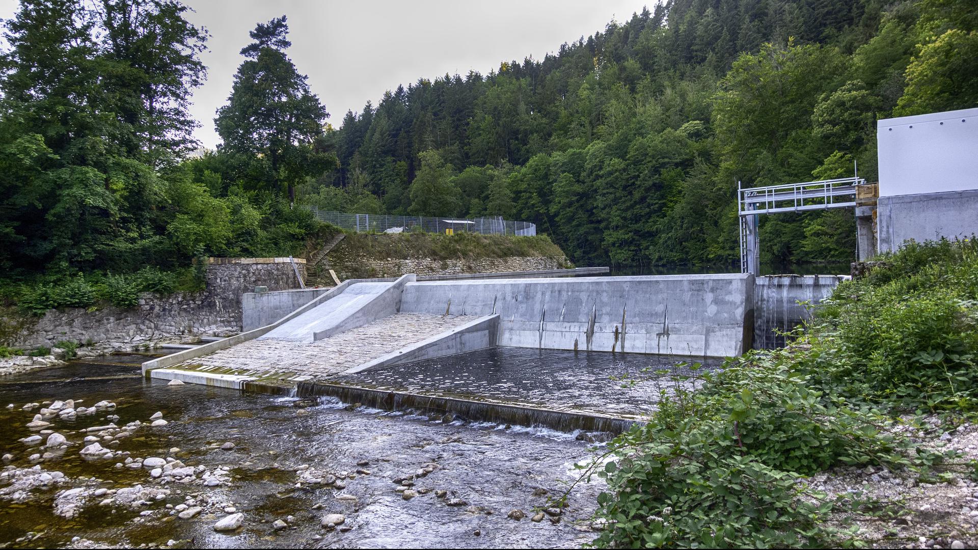 Das neue Wehr in voller Pracht: Für 1,5 Millionen Euro haben die Wasserkraftwerke Murg Breitwies Schlechtau das Stauwerk unterhalb des Sportplatzes in Forbach-Langenbrand ökologisch saniert.