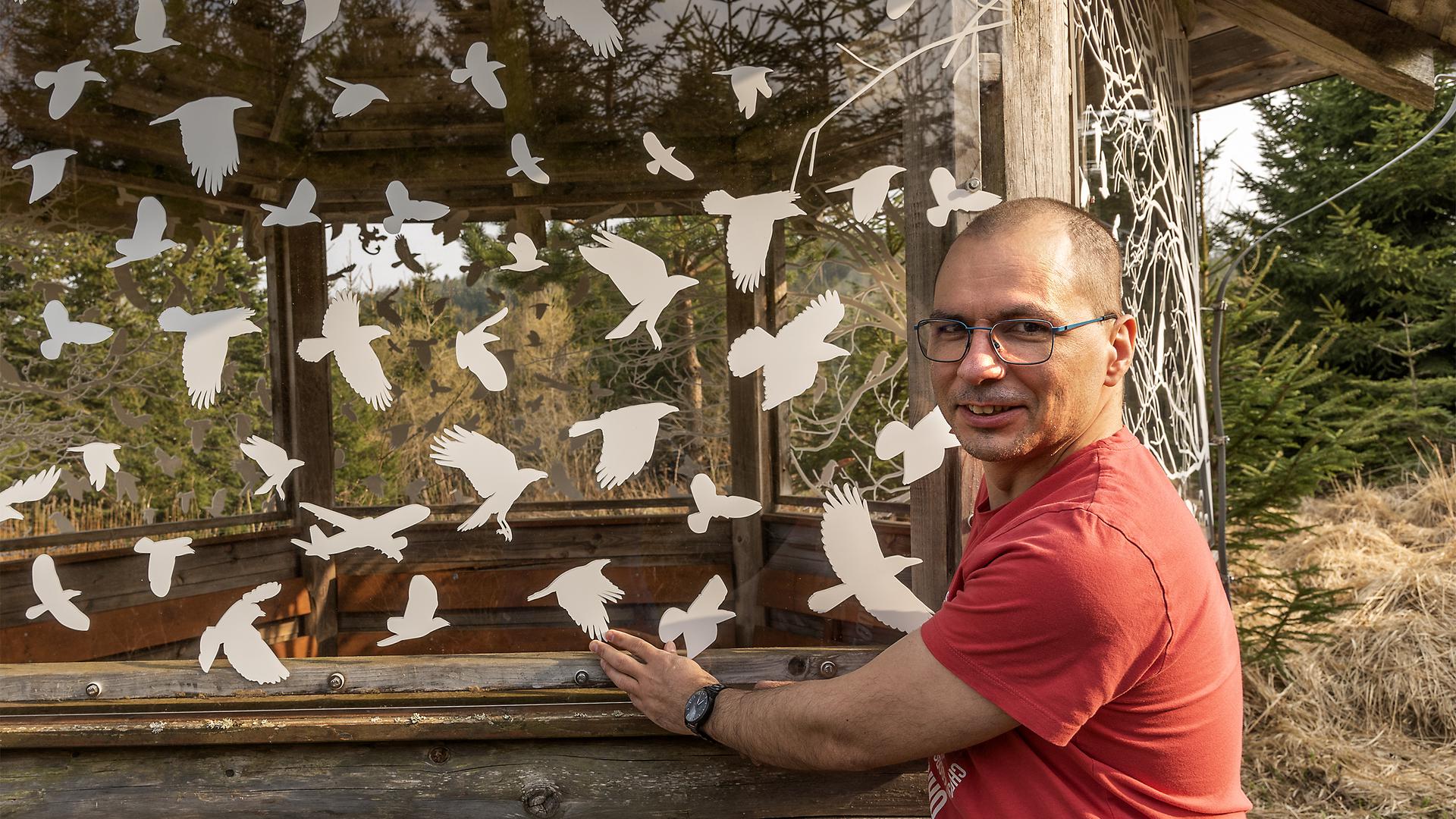 Christian Wunsch, Vorsitzender des Schwarzwaldvereins Bermersbach, sorgte dafür, dass die Panoramascheiben der Picohütte nun vogelsicher sind.