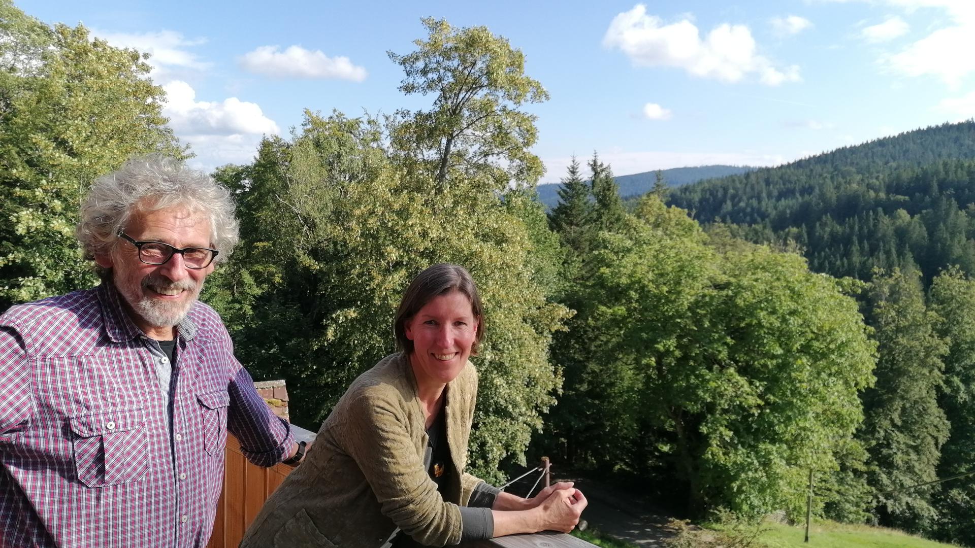Susanne Schönberger und Hubert Reif vor der Wald-Kulisse des Nationalparks Schwarzwald.
