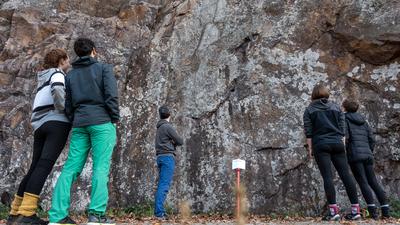 Fünf Personen stehen an der Kletterwand in Gausbach 