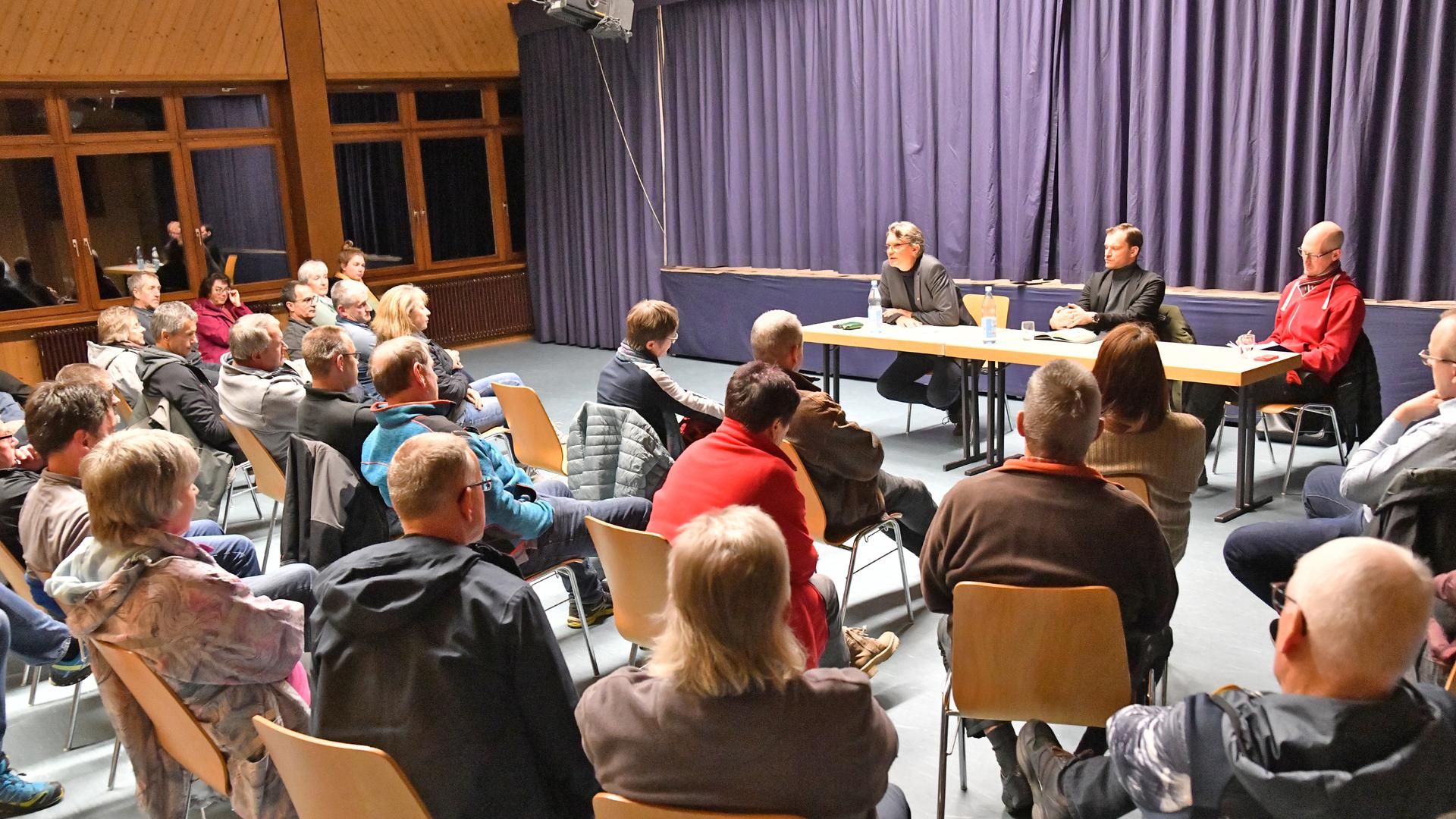 Der Landtagsabgeordnete Thomas Hentschel (links) stellt sich beim Diskussionsabend zur Nationalparkerweiterung der Kritik der Anwohner in Hundsbach.