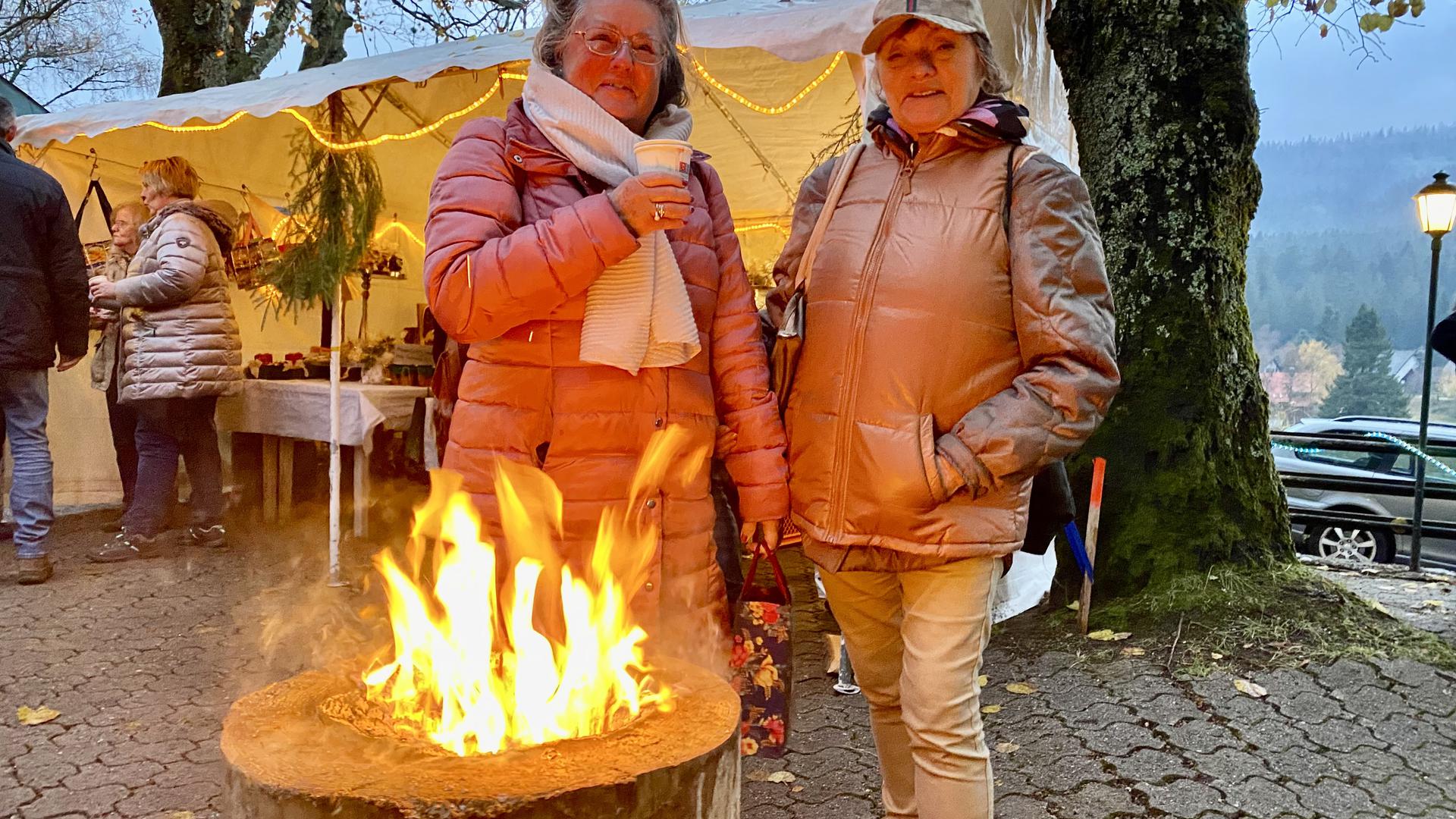 Heimelige Stimmung: Am Feuer mit Glühwein in der Hand genießen Iris Heinrich und Angelika Bruckner ihren Weihnachtsmarkt-Besuch in Herrenwies. 