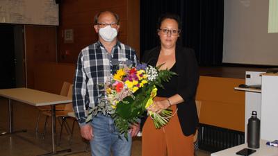 Letzte Gemeinderatssitzung mit Katrin Buhrke: Eberhard Barth überreicht der Bürgermeisterin im Namen aller Räte zum Abschied einen Blumenstrauß.