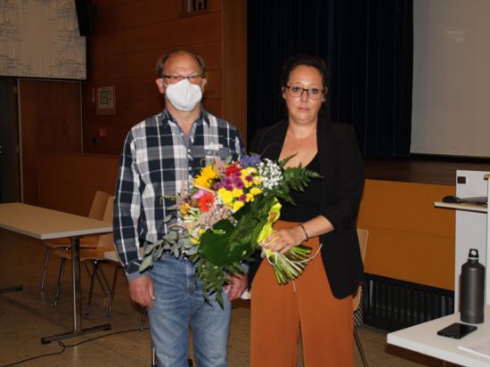Letzte Gemeinderatssitzung mit Katrin Buhrke: Eberhard Barth überreicht der Bürgermeisterin im Namen aller Räte zum Abschied einen Blumenstrauß.