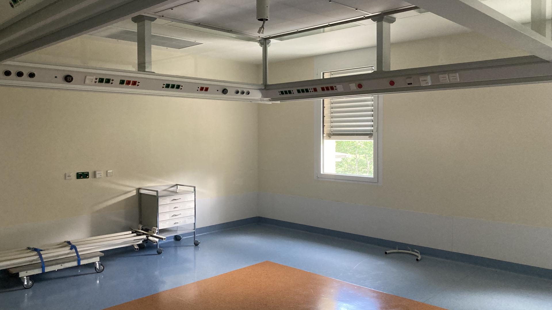 Einer der beiden ehemaligen Operationssäle. Sie stehen seit Aufgabe des Krankenhausbetriebs leer und sollen für die Langzeitpflege umgebaut werden.