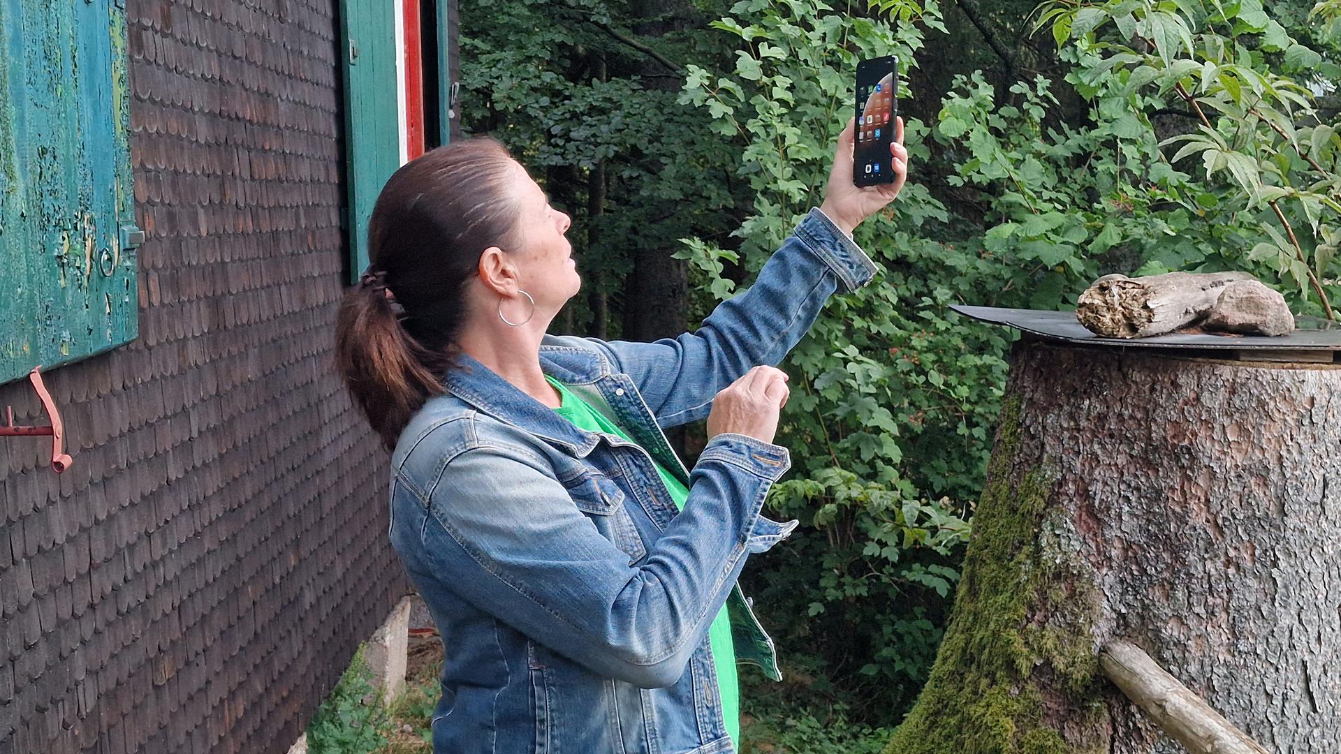 Bald sind die Zeiten vorbei, dass Heike Kreuzinger eine Anhöhe erklimmen und das Smartphone in die Höhe recken muss, um Nachrichten senden zu können.  Foto: Bernd Kreuzinger