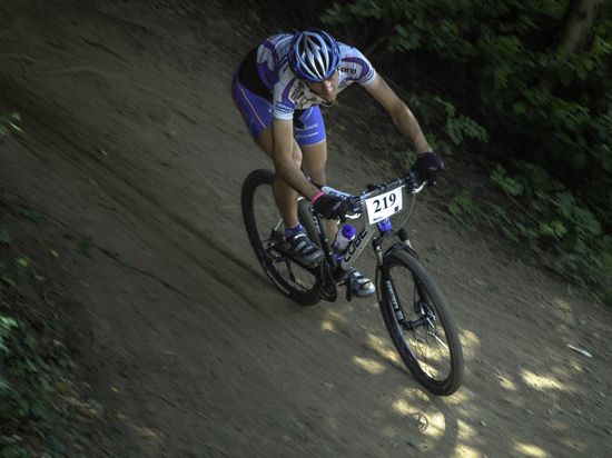 Ein Radfahrer fährt auf einem Mountainbike rasant auf der Rennstrecke beim Schwarzwälder Tälercup in Hausach 2007