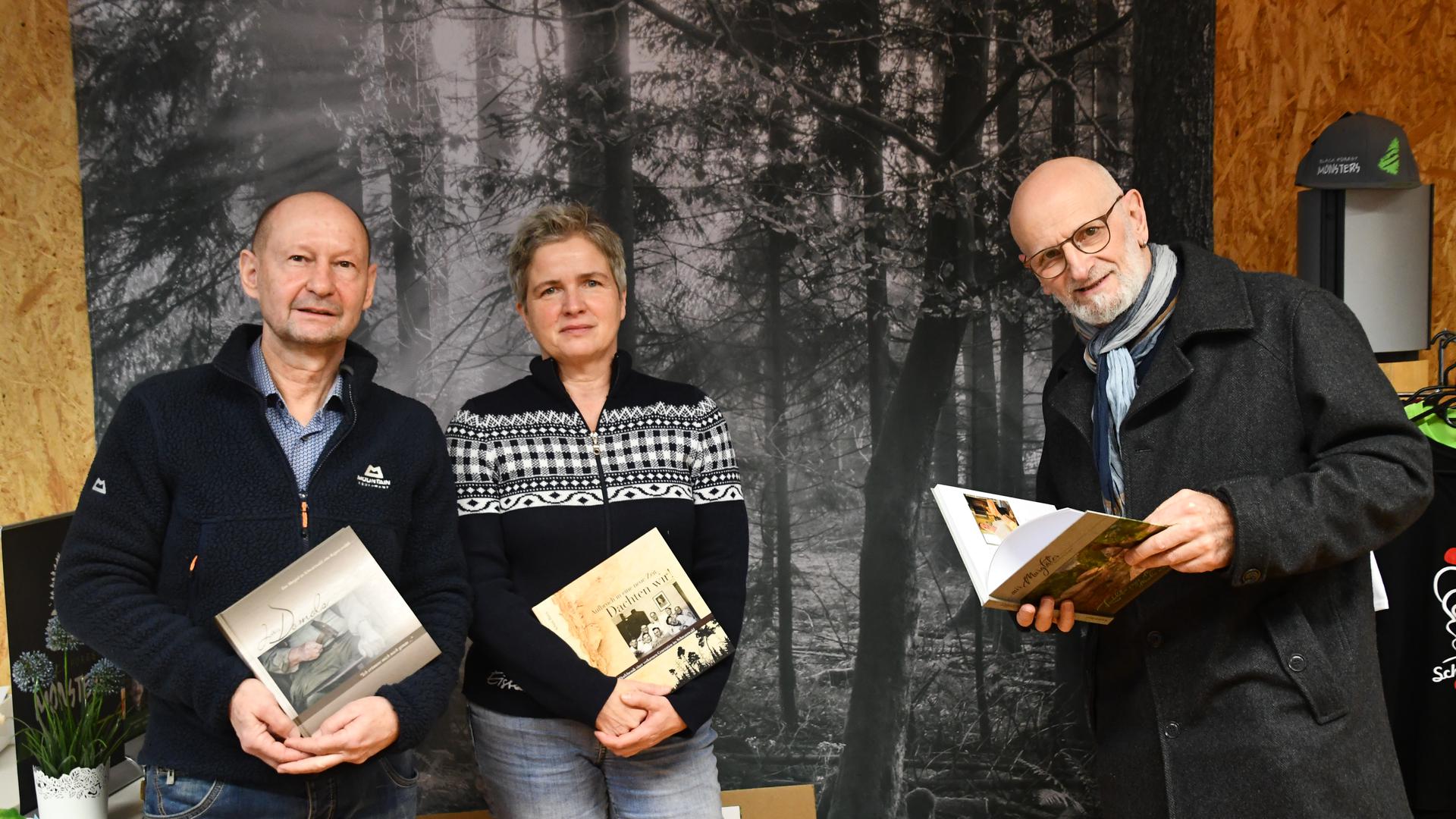 von links nach rechts: Verleger Peter Finkbeiner und Vera Finkbeiner (in deren Händen das Layout des Buches lag) und Autor und Fotograf Reinhold Bauer 