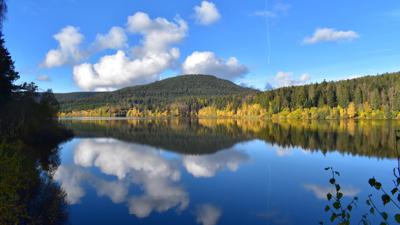 Spiegelglatte Schwarzenbach-Talsperre: Im späten Herbst ist der Stausee dank der bunten Herbstfarben besonders schön.