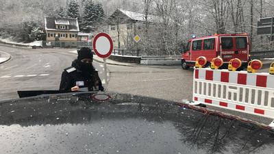 Alle Zufahrten zur Schwarzwaldhochstraße sind für Stunden gesperrt. Hinter Forbach kontrolliert Bürgermeisterin Katrin Buhrke zusammen mit der Feuerwehr die Fahrzeuge.