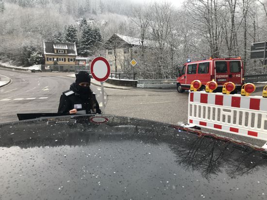 Alle Zufahrten zur Schwarzwaldhochstraße sind für Stunden gesperrt. Hinter Forbach kontrolliert Bürgermeisterin Katrin Buhrke zusammen mit der Feuerwehr die Fahrzeuge.