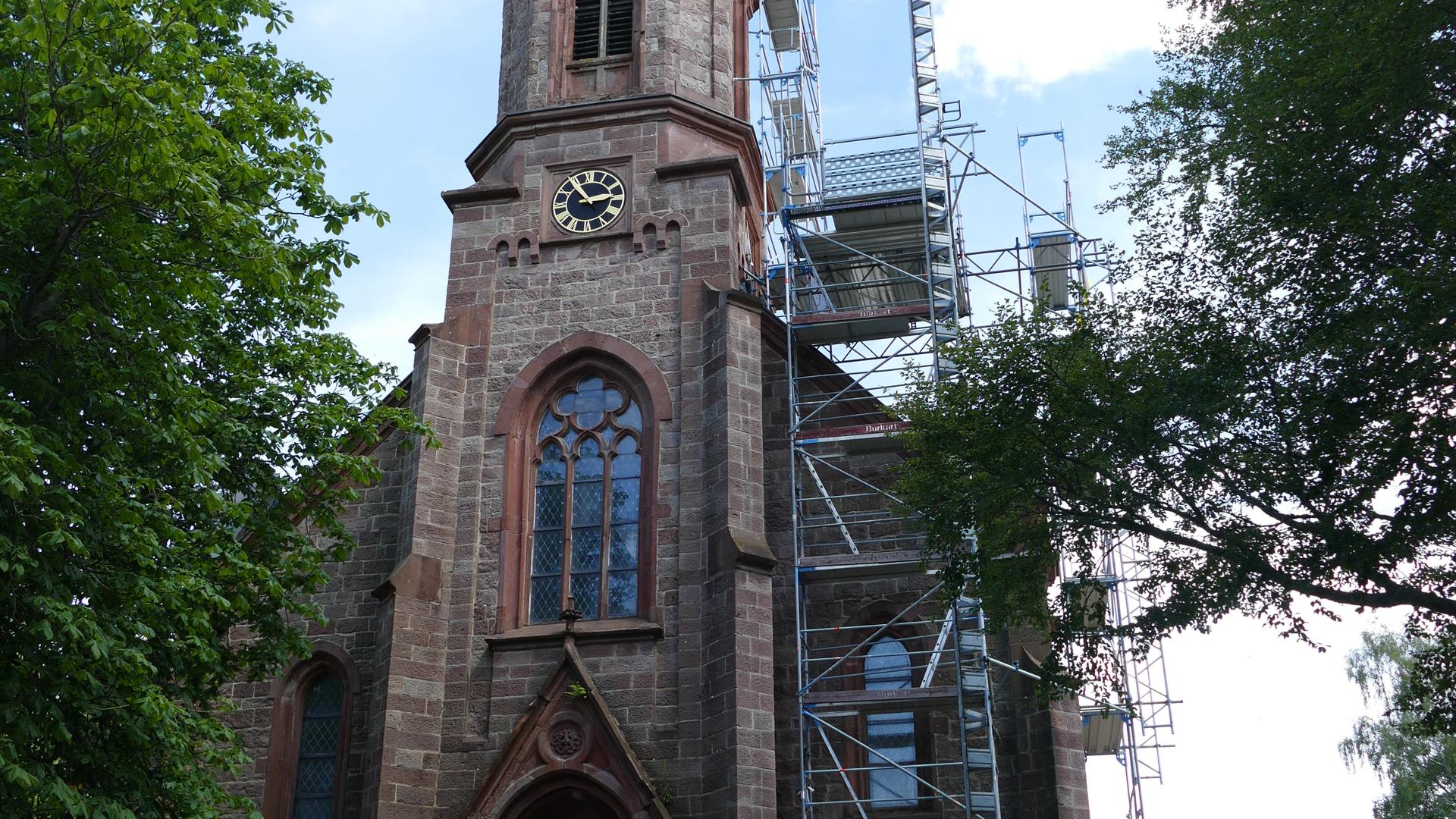 Frontansicht einer Kirche in Herrenwies mit Baugerüst an der Seite