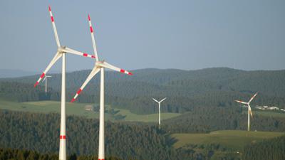 ARCHIV - 21.06.2014, Baden-Württemberg, Waldkirch: Windräder stehen in einem Waldstück auf einer Anhöhe. (zu dpa: «Mehr Flächen im Südwesten kommen für Windenergie infrage») Foto: Patrick Seeger/dpa +++ dpa-Bildfunk +++