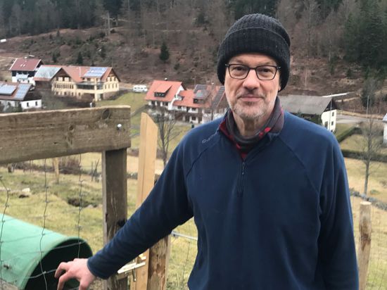 Hobby-Schafhalter Thomas Fritz am Schafgehege hinter seinem Haus in Hundsbach. 